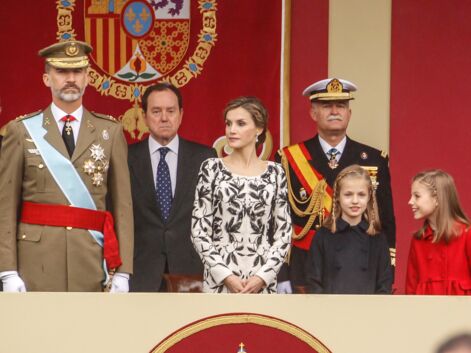 La famille royale d'Espagne chic sous la pluie à la parade militaire