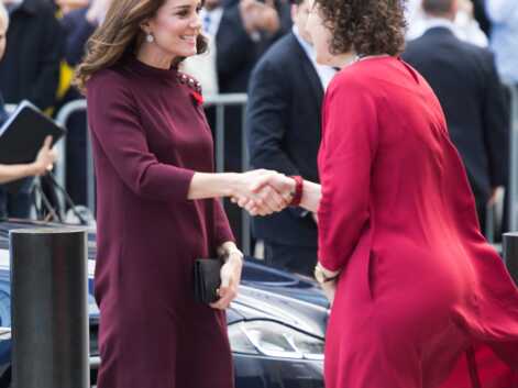 Kate Middleton radieuse affiche un léger baby-bump dans une robe bordeau