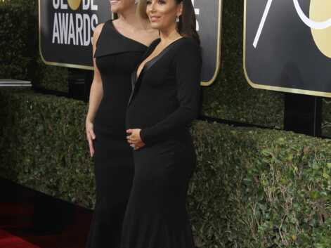 Eva Longoria affiche son baby-bump dans une robe longue décolletée et fendue