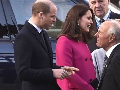 Kate Middleton enceinte : dans son manteau rose la duchesse rayonne