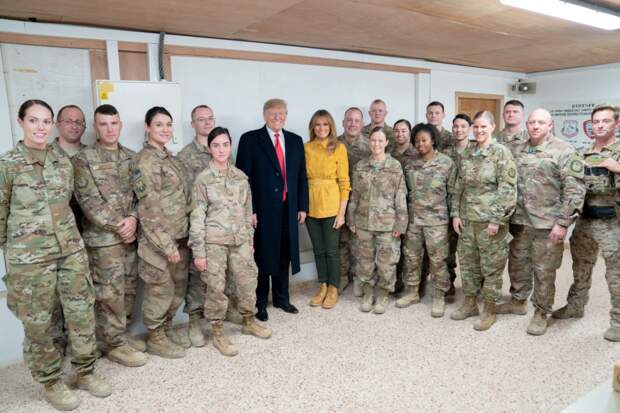 Insolite… Melania Trump troque ses stilettos pour des bottes de randonnée pour sa visite aux soldats en Irak - Gala