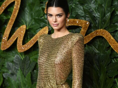PHOTOS - Kendall Jenner sublime dans une robe dorée tout en trasnaprence
