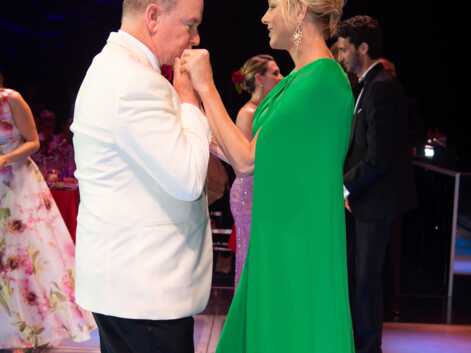PHOTOS - Charlene et Albert II de Monaco, amoureux et glamour au gala de la Croix-Rouge