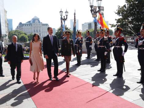 PHOTOS - Letizia d'Espagne chic en robe crème pour rencontrer l'épouse du président argentin