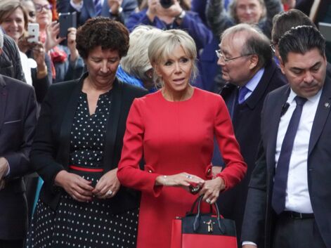PHOTOS – Brigitte Macron en robe rouge pour la Norvège, le clin d’œil qui ne passe pas inaperçu