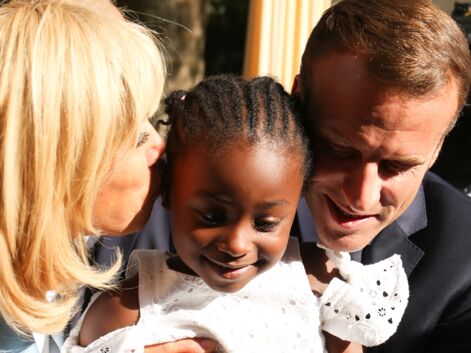 PHOTOS - Emmanuel et Brigitte Macron attendris devant une petite fille à l'Elysée