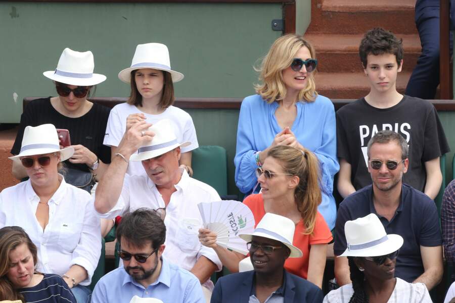 Qui Sont Les Fils De Julie Gayet PHOTOS – Julie Gayet, son fils et Woody Harrelson à Roland Garros - Gala