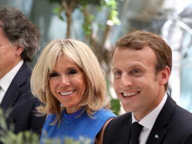 Brigitte Macron radieuse en robe bleue courte en Grèce