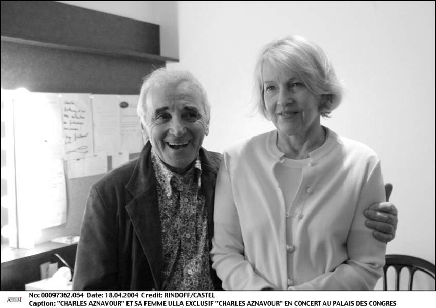 charles-aznavour-et-sa-femme-ulla-au-palais-des-congres-en-2004.jpg