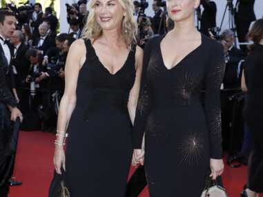 Michèle Laroque et sa fille Oriane, 21 ans, main dans la main sur les marches à Cannes