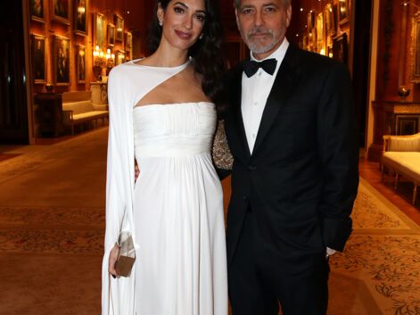 PHOTOS - Amal Clooney sublime en robe blanche immaculée pour un dîner à  Buckingham Palace