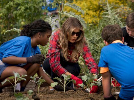 Melania Trump en chemise à carreaux, gants et basket pour jardiner