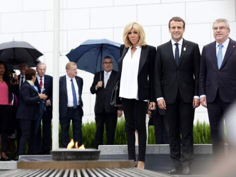 Emmanuel et Brigitte Macron, élégants et assortis en noir et blanc pour présenter la candidature de Paris 2024