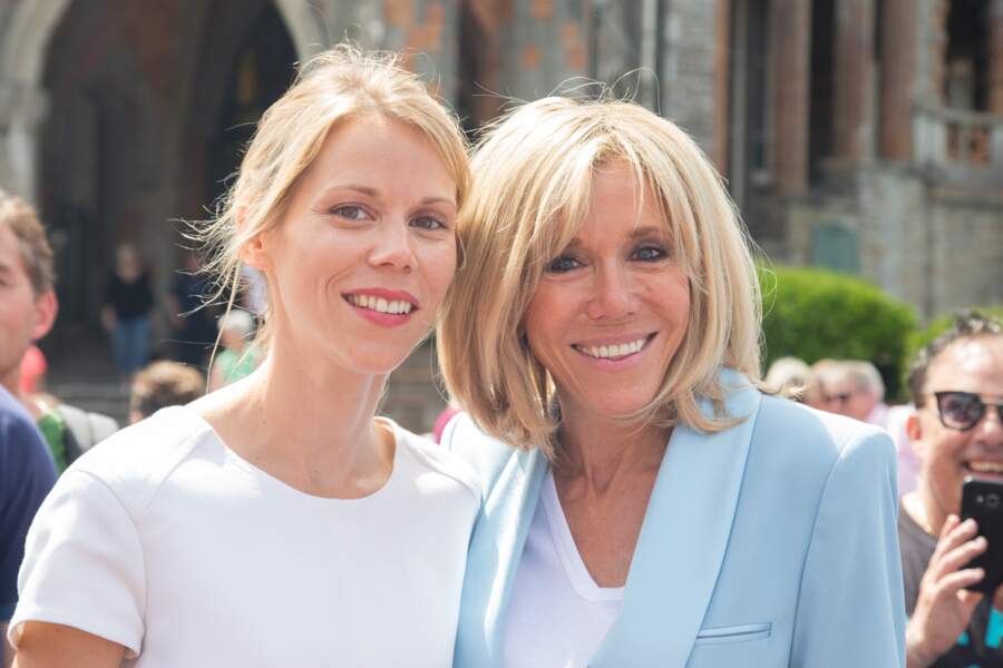 PHOTOS – Brigitte Macron En Veste Bleu Clair Et Jean Pour Aller Voter ...