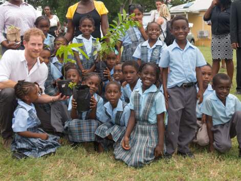Le prince Harry proche des enfants lors de sa visite officielle