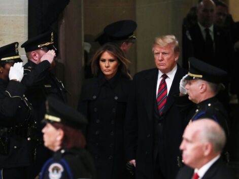 Melania Trump solennelle et digne au côté de son mari pour rendre hommage à George H. W. Bush