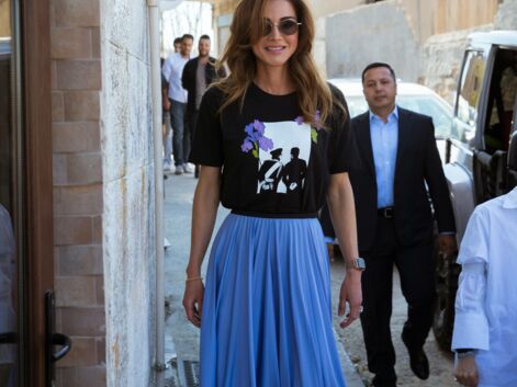 PHOTOS - Rania de Jordanie sculpturale en jupe plissée bleue
