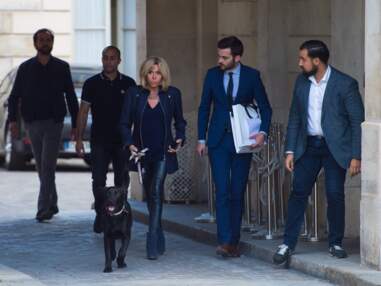 Brigitte Macron, élégante en slim en cuir et bottines à talons pour promener Nemo