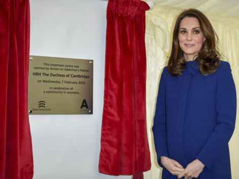 Kate Middleton rayonne dans un manteau bleu marine qui souligne sa grossesse