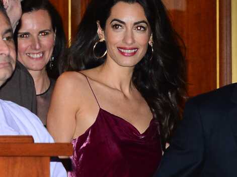 Amal Clooney ultra glamour en robe nuisette pour les 50 ans de Jennifer Aniston