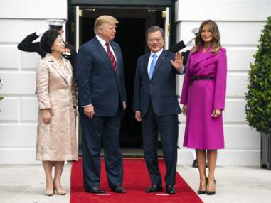 PHOTOS - Melania Trump assume la sexy attitude en manteau fuchsia Louis Vuitton