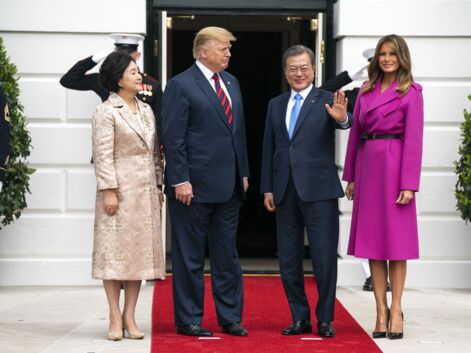 PHOTOS - Melania Trump assume la sexy attitude en manteau fuchsia Louis Vuitton