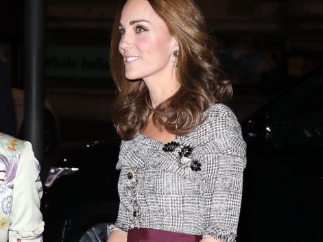 PHOTOS - Kate Middleton rajeunit son style avec un décolleté audacieux, des manches effilochées et des talons hauts