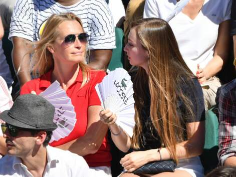 Estelle Lefébure et sa fille Emma complices à Roland-Garros