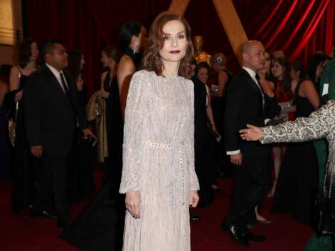 Look - Isabelle Huppert s'empare des Oscars dans une robe dorée signée Armani Privé