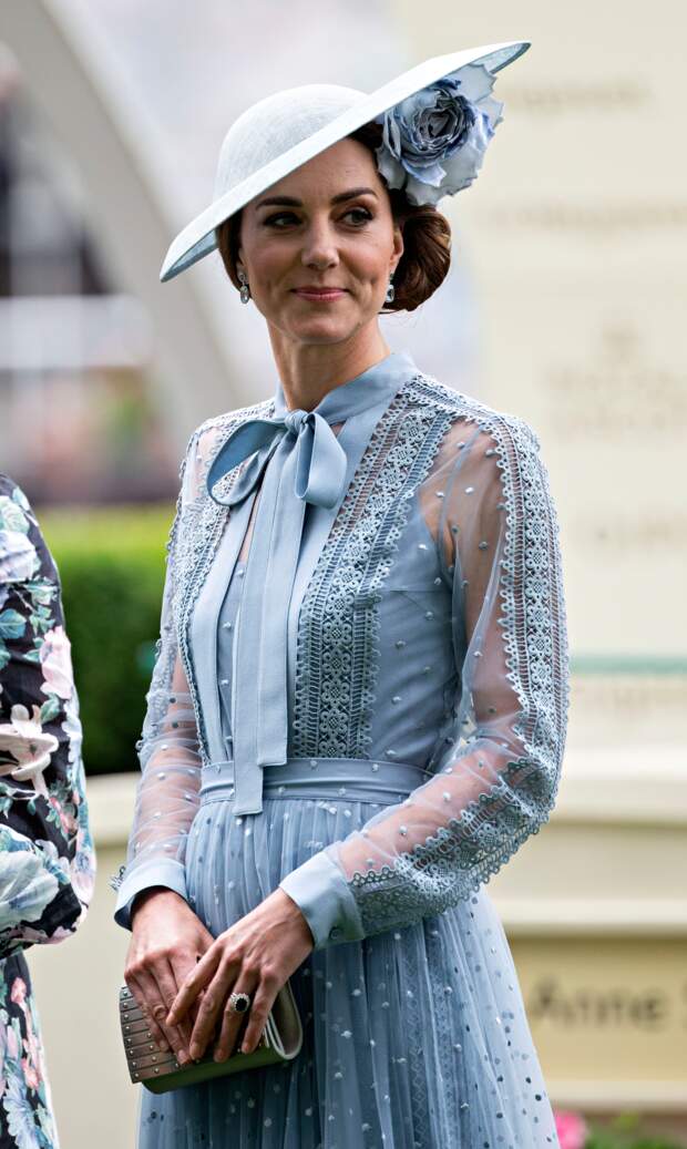 photos kate middleton et son chignon de côté torsadé gala