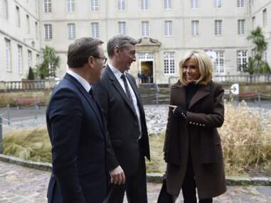 PHOTOS – Brigitte Macron, chic en manteau Balmain