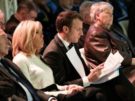 Brigitte Macron chic et rock en pull blanc, vert et noir au côté de son mari face à la Conférence des évêques de France
