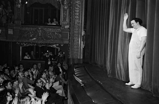 Photo De Coluche Dans Son Cercueil Coluche, 30 ans après - Gala