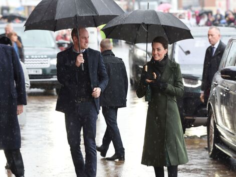 PHOTOS - Kate Middleton ravissante en vert olive sous la pluie, elle garde le sourire