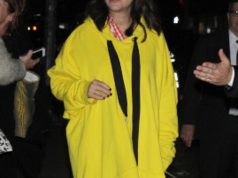Marion Cotillard en sweat-shirt jaune oversize