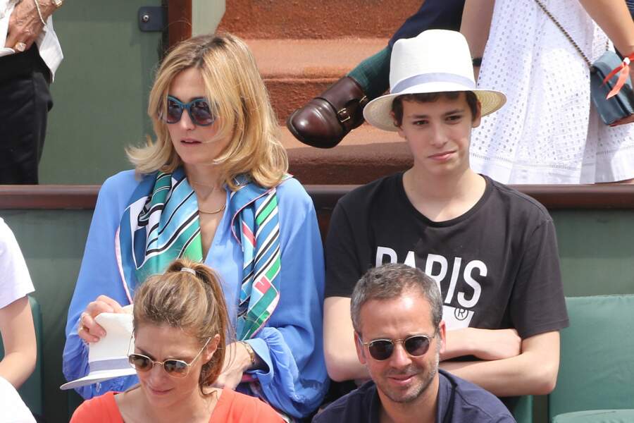 Qui Sont Les Fils De Julie Gayet PHOTOS – Julie Gayet, son fils et Woody Harrelson à Roland Garros - Gala