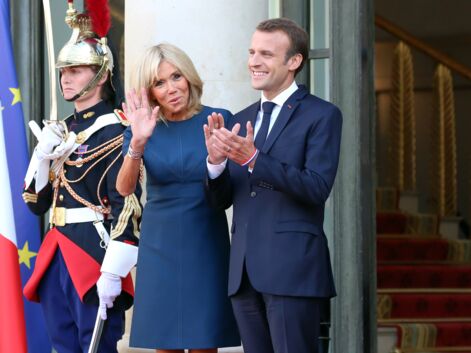 PHOTOS - Brigitte Macron, rayonnante en robe courte, brandit la coupe des Bleus à l’Elysée
