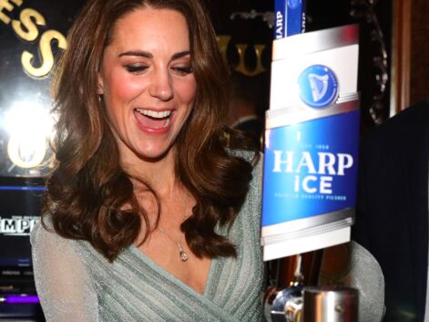PHOTOS - Quand Kate Middleton, rayonnante dans une robe menthe, s’amuse à servir des bières lors d’une soirée !
