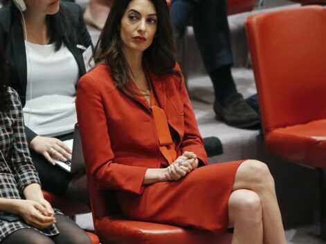Amal Clooney, sublime en tailleur rouge chic pour son retour de congé maternité à l'ONU