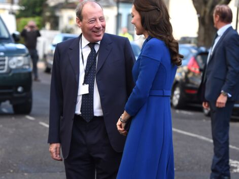 Kate Middleton délicieusement rétro en robe bleue ceinturée au côté du prince William