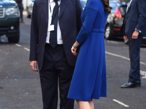 Kate Middleton délicieusement rétro en robe bleue ceinturée au côté du prince William