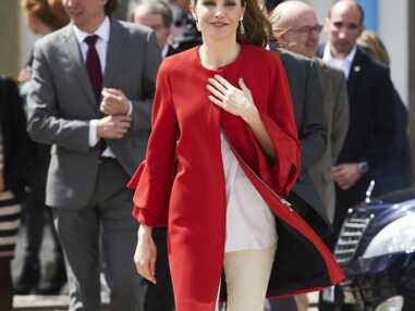 Look - Letizia Ortiz éblouissante en veste rouge Zara