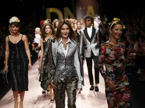 Carla Bruni défile à nouveau à 50 ans pour Dolce & Gabbana