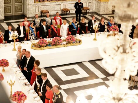 PHOTOS – Brigitte Macron, éblouissante en robe blanche à paillettes pour son dîner avec la reine du Danemark