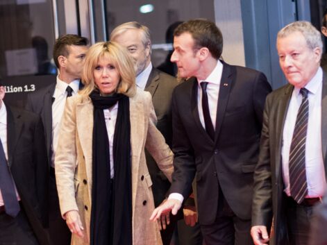 Brigitte Macron en long manteau nude au Salon du Livre