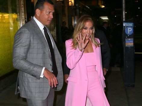 PHOTOS - Jennifer Lopez mise sur un costume rose flashy pour un dîner en amoureux
