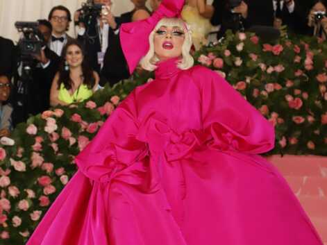 PHOTOS - Lady Gaga fait le show au met Gala en passant d'un manteau flashy à des dessous de lingerie