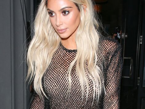 Kim Kardashian repasse au blond pour l'expo secrète de Kanye West