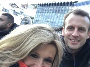 PHOTOS – Brigitte Macron en doudoune rouge au ski