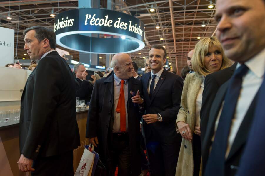 Brigitte Macron en long manteau nude au Salon du Livre - Gala